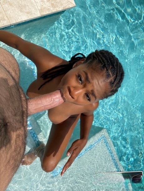 Sexy schwarze Babe Hazel Grace nimmt eine Gesichtsbehandlung, während sie einen POV-Blowjob im Freien gibt