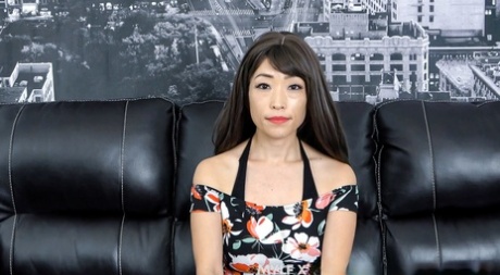 La MILF asiática Nami Tokyo disfruta del sexo duro en POV después de jugar con un consolador
