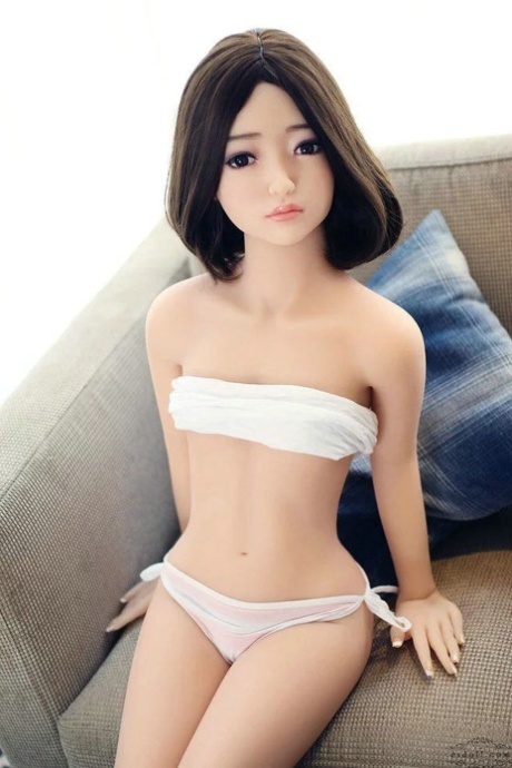 Lite brunette sex dukke Ava strimler av hennes lille bikini og poserer naken