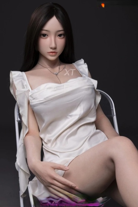 A boneca sexual japonesa Xueer, de cabelo corvo, despe o vestido e mostra as suas curvas