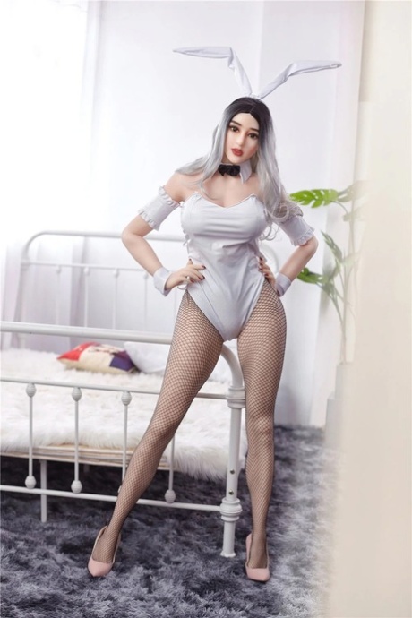 Sexy curvy sex doll shows off her wonderful tits and her big booty