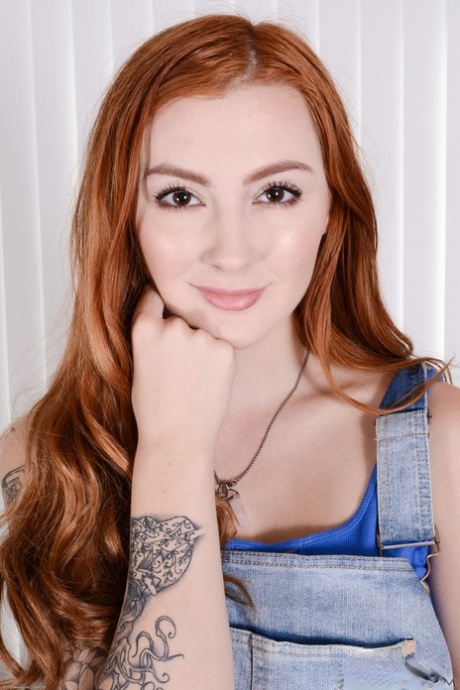 A amadora ruiva Megan Winters revela a sua cona deliciosa e as suas mamas médias