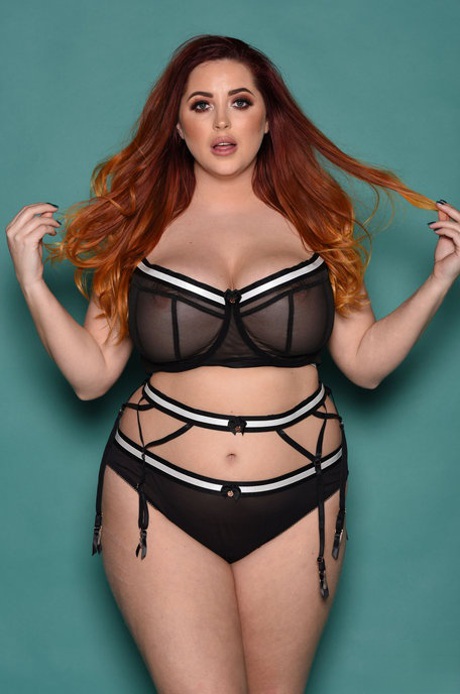 Den fyldige britiske rødhårede Lucy Vixen viser sine helt naturlige, fænomenale bryster frem