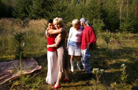 Abuelitas gordas amateur comparten una polla después de desnudarse en la naturaleza en un día soleado