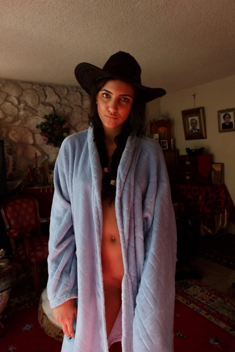 Tonårsflickvännen Cameron Hamze visar upp sin heta kropp och poserar på en soffa