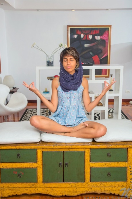 Den eksotiske venezuelanske teenager Antonella Campos onanerer efter at have dyrket yoga