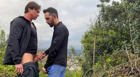 Caliente musculoso gay dudes beso antes follando duro desde detrás al aire libre