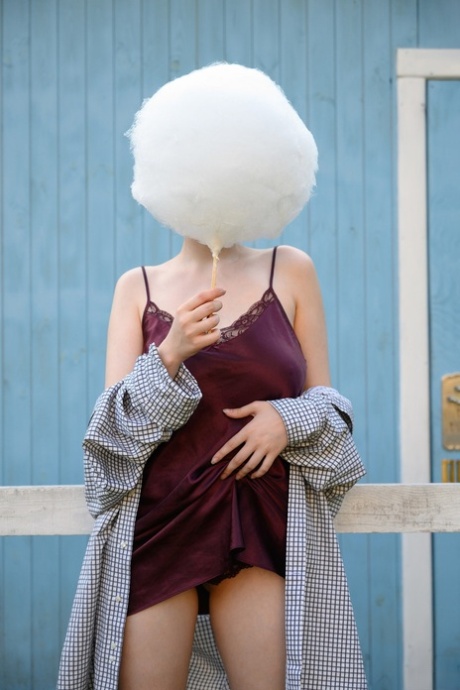 Helga Amor, une amatrice aux cheveux bouclés, exhibe ses seins et sa culotte à l'extérieur.