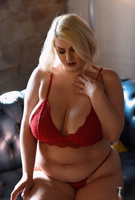 Peaches hongroise potelée enlève son soutien-gorge et caresse ses gros seins