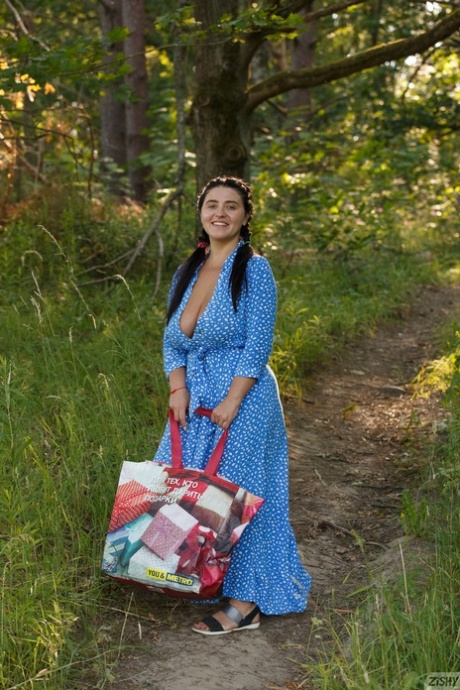 Stacked babe Vyeta Mustafina shows off her stunning big boobs outdoors