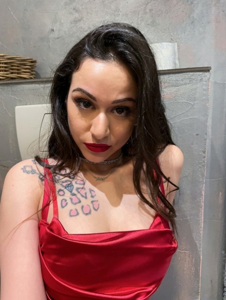 Brunette Latina Rubi Rico tager sin kjole af og onanerer i brusebadet