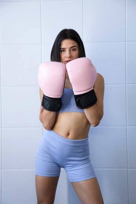 Kylie Rocket se fait baiser par son entraîneur de boxe à la salle de sport