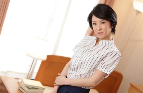 Den japanske kona Sayoko Machimura viser frem den kremete fitta etter vill sex