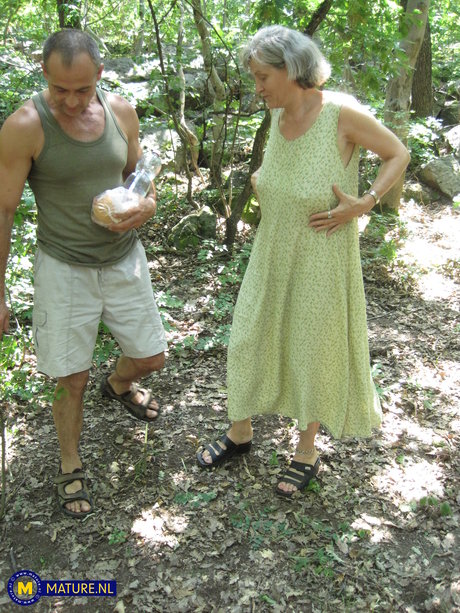 La lujuriosa abuelita amateur Birgitta K se deja follar el coño maduro en el bosque