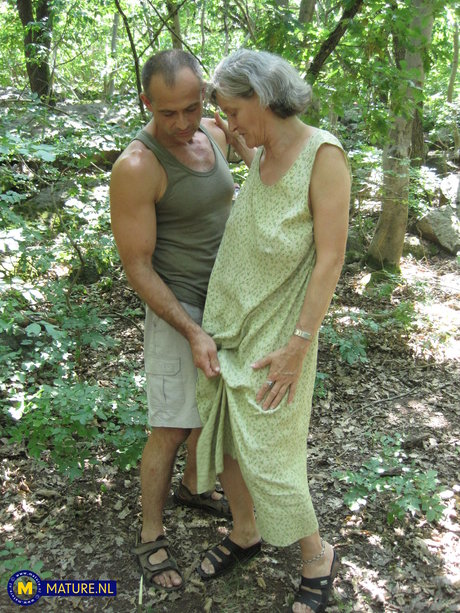 La lujuriosa abuelita amateur Birgitta K se deja follar el coño maduro en el bosque