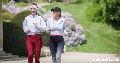 Ondeugende vriendinnen hebben een sensueel oraal trio met een man na een training