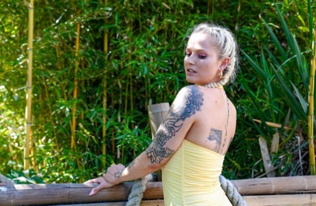 Slutty blonde Mel Melicious ends outdoor hardcore sex with a hot blowjob