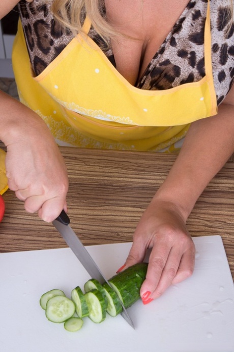 Lariona, chef cuisinière blonde et mature, fait jouir sa chatte poilue et excitée avec une jeune bite.