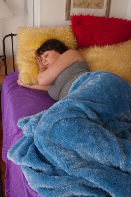 Brunettamerikanska Bella Foxx avslöjar sin buske och saftiga rumpa på en säng