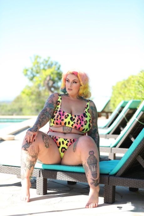 Sexy BBW pierde su traje de baño de colores al aire libre y expone su cuerpo tatuado caliente