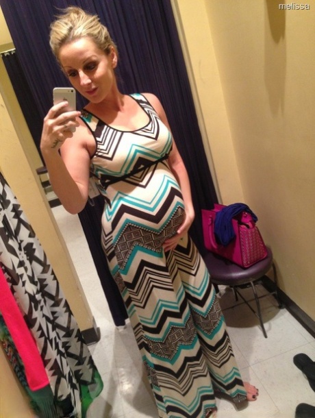 Storbarmet gravid blondine Melissa tager selfies i spejlet