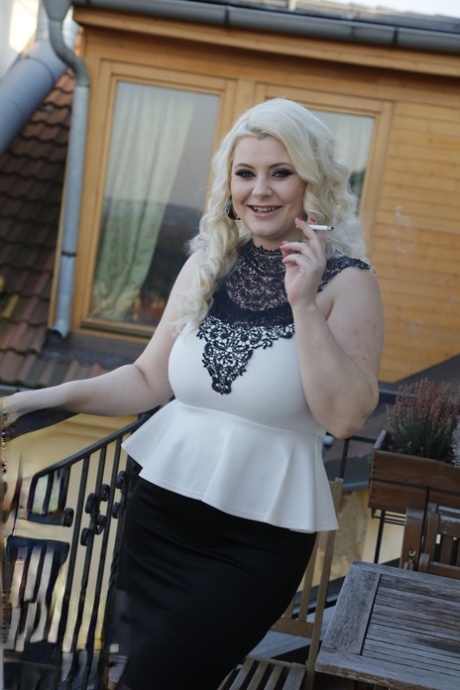 Blonde Tsjechische MILF Alexa Bold plaagt met haar grote tieten terwijl ze buiten rookt