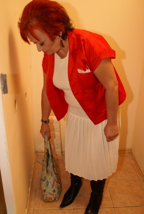 Knubbiga mormor Isabelle rider en BBC på en gloryhole toalett och tar en ansiktsbehandling