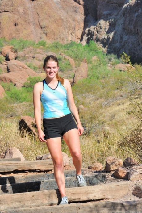 A doce adolescente Emilie tira os seus calções pretos e estica-se seminua num tapete de ioga