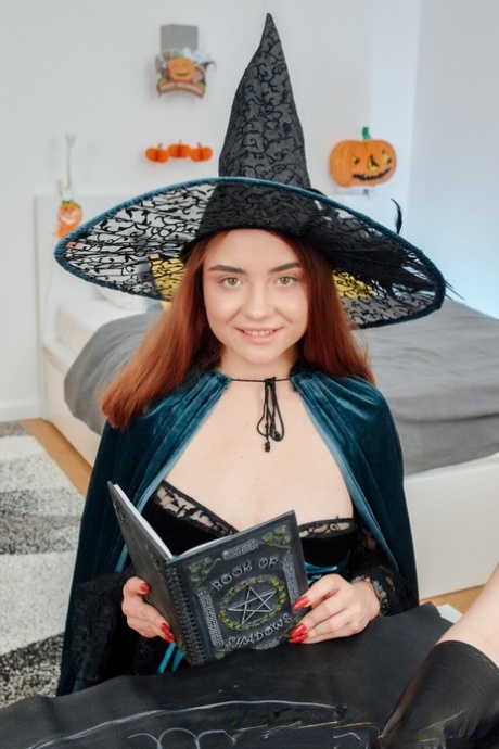 Lesbian Kira Viburn has an oral threesome with her GFs on Halloween