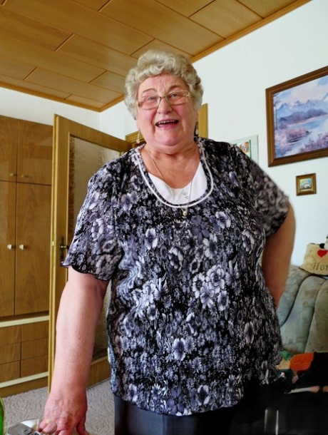 Fat old granny Siberia lets out her saggy tits and poses naked at her home