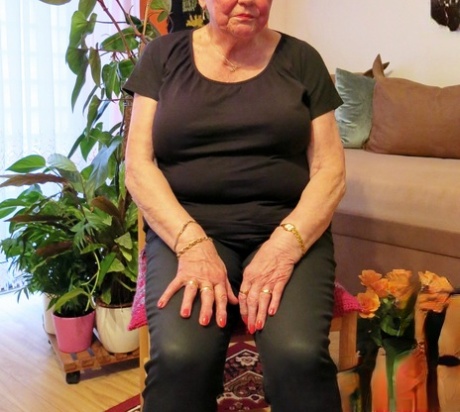 Krótkowłosy babcia Oma Geil paski i pokazuje jej duże Obwisłe cycki