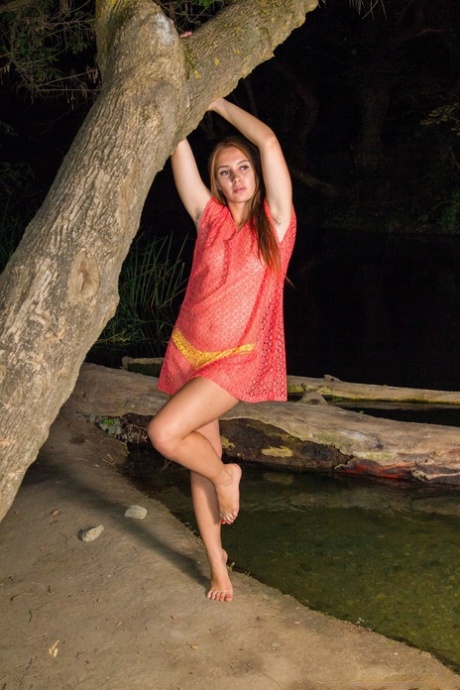 Bonita modelo ucraniano Alya Shon a espalhar a sua rata peluda molhada na água
