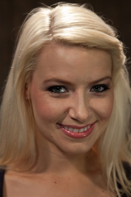 Blondes Babe Anikka Albrite wird mit einem Vibrator in Metallfesselung bestraft