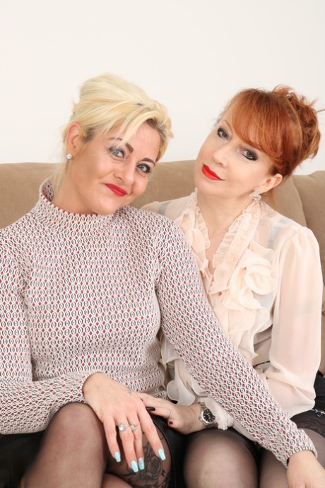 Äldre lesbiska Red & Kelly Cummins tar hand om varandras kåta fitta