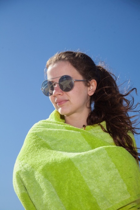 Adolescente em um branco bodysuit Avri Gaines brinca com seus peitos grandes na praia