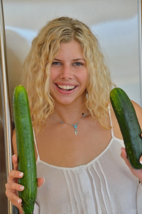 Krullend haired glamour babe Lila masturbeert met een veggie in de keuken