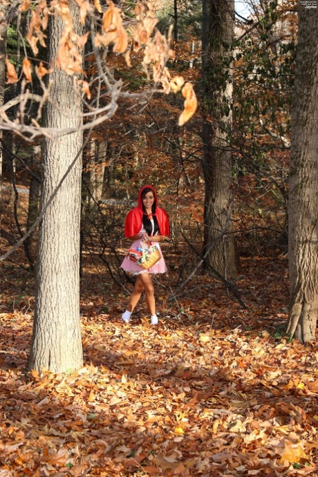 Teenagerka Jaylee si v lese svléká kostým a hraje si s malou baseballovou pálkou