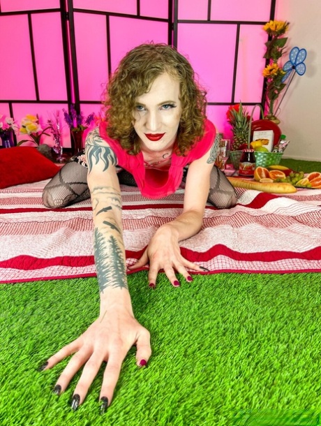 Trans Happy starring Kelly Lovely Nude Pictures