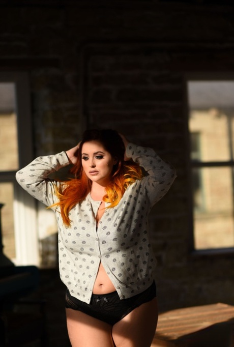Den tjocka modellen Lucy Vixen klär av sig till sina spetstrosor och visar sina enorma bröst