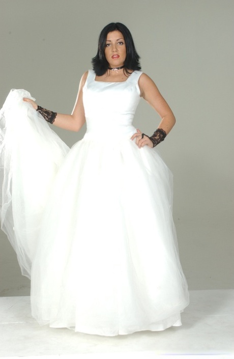 Nezbedná nevěsta Piper Austin odlepuje své krásné šaty, aby dráždila ve slutty nylonkách
