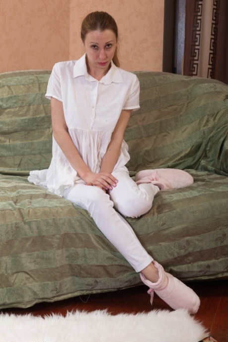 Amatörmogna Amanda S tar av sig sina vita kläder och visar upp sin buskiga fitta