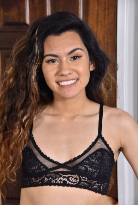 Amateur Latina tiener Christian Charity showt haar vlezige kutje & geweldige kont