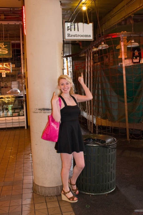 A namorada adolescente Wynne Leonard mostra as suas cuecas em locais públicos