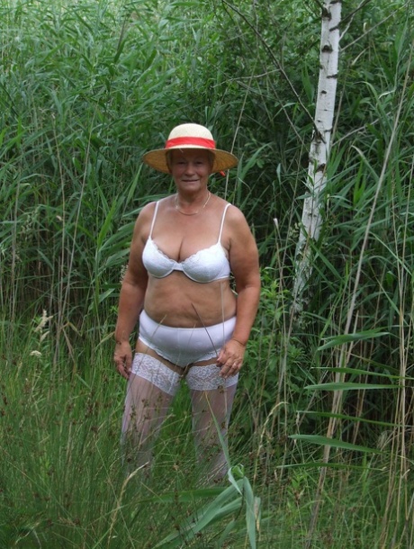 La gordita Gisela se desnuda al aire libre y se abre de piernas