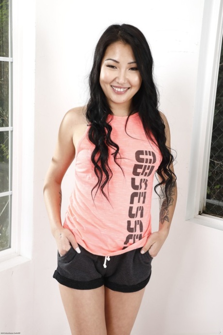 Mooie brunette Aziatische Jade Luv toont haar kleine kale kutje & kleine kontje