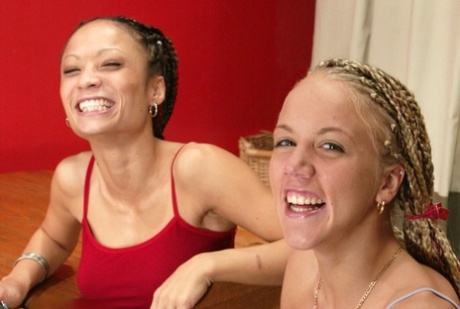 Lesbianas con rastas Logan y Kylie Wilde juegan con sus coños