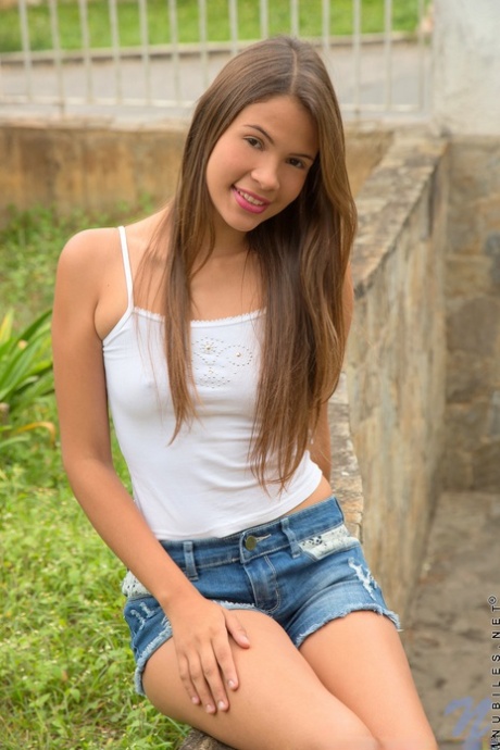 Dechberoucí venezuelská teenagerka Kiara Lorens se svléká venku a pózuje