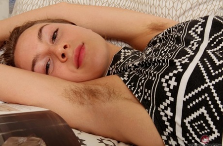 Amateur-Mädchen mit kleinen Titten Lissa bekommt ihre haarige Muff auf einem Bett gespielt