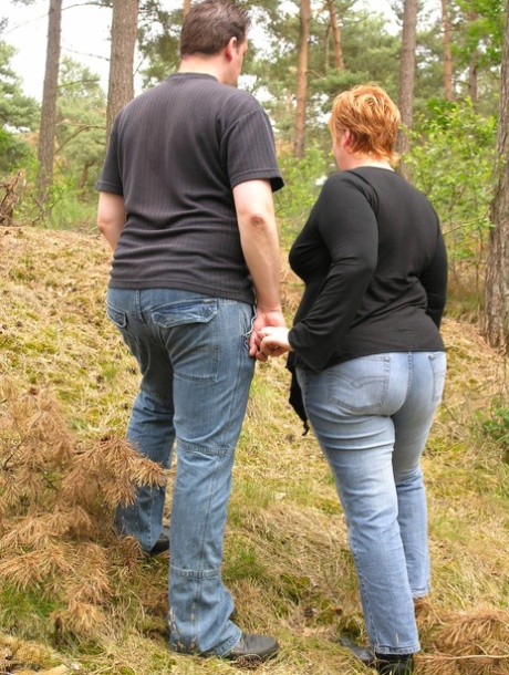 Mollige mature met enorme borsten Sanne wordt geramd midden in het bos