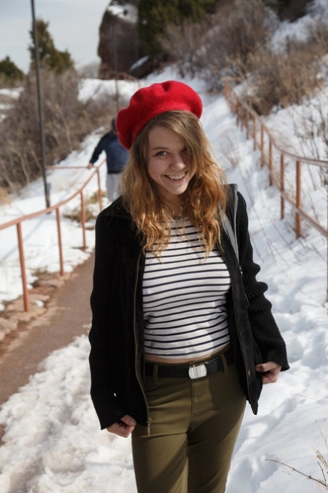 Amatorska nastolatka Hilary Craig eksponuje swoje cycki i ściska je w zimowy dzień